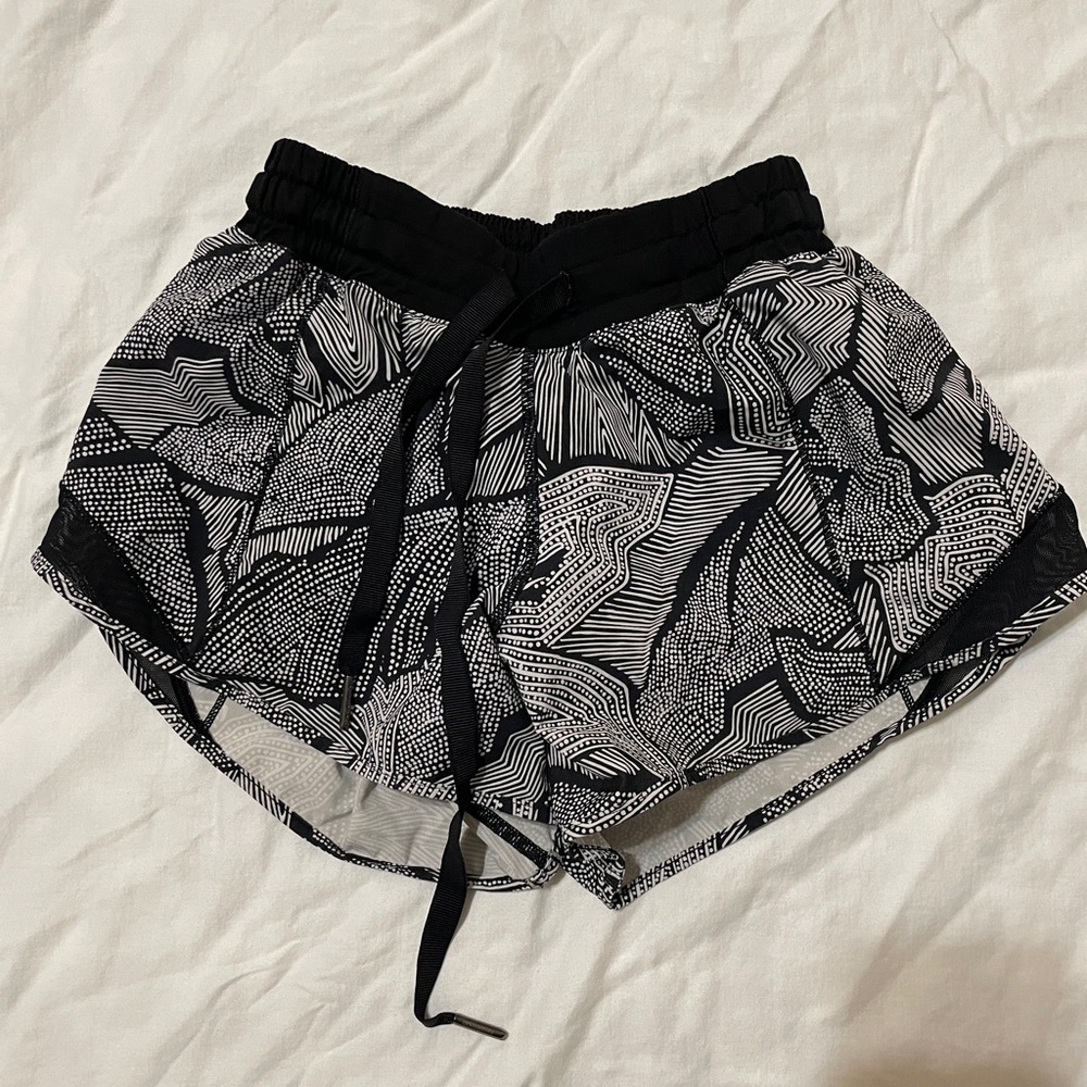 lululemon hotty hot shorts size 2. 4 length